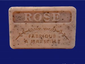 jabón de manteca de karité fragancia rosa exfoliante