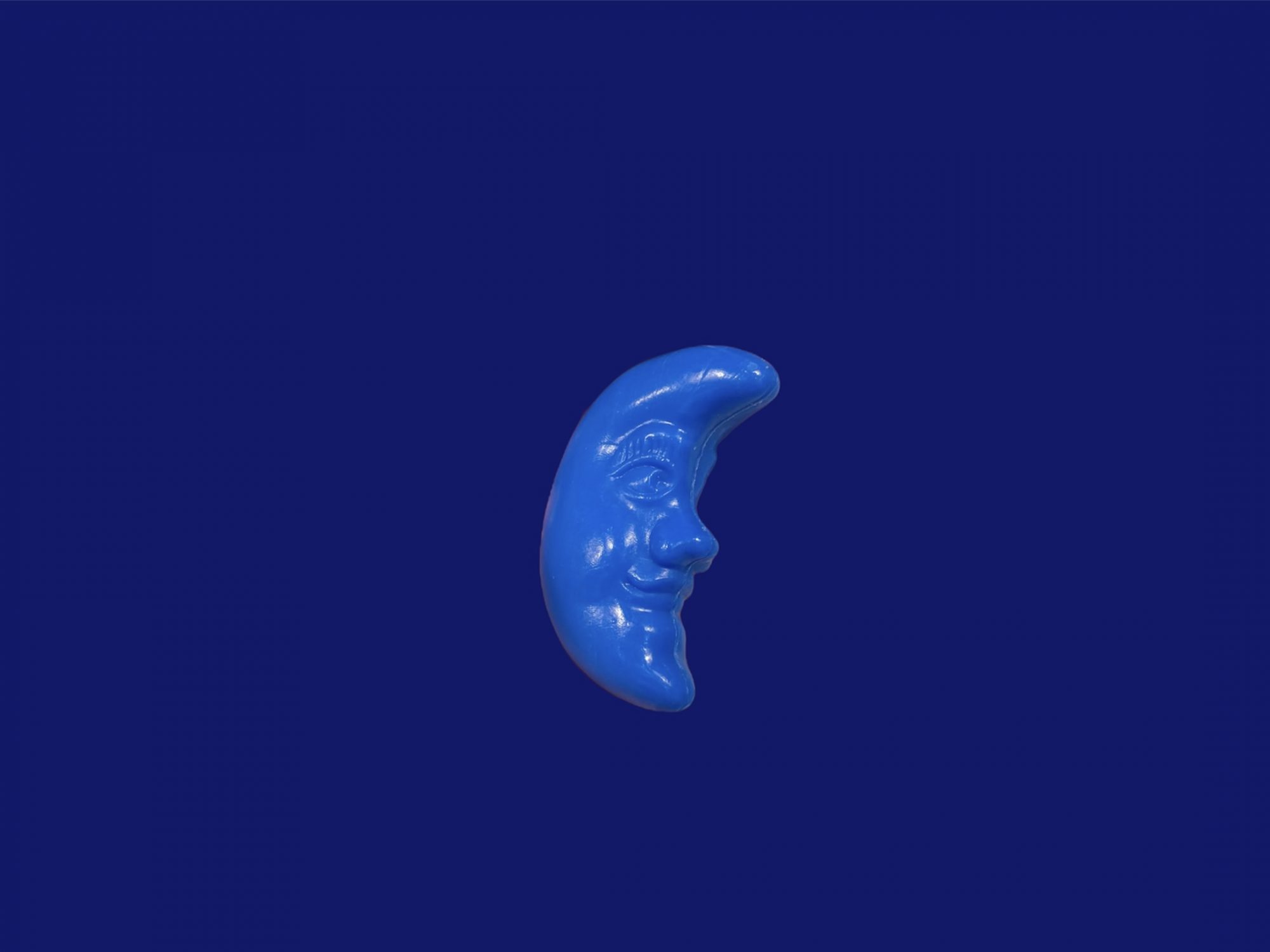 Figurita media luna con cara azul