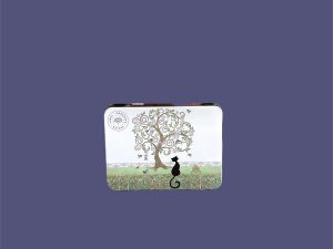 Caja metálica 60g gato negro debajo de un árbol